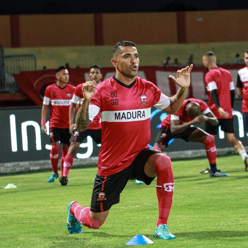 Pemain Madura United lakukan pemanasan jelang laga melawan PSM Makassar, di Stadion Gelora Ratu Pamekasan, Kabupaten Pamekasan, Jawa Timur, Kamis 04/07/2019. (foto: twitter madura united)