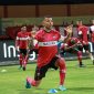 Pemain Madura United lakukan pemanasan jelang laga melawan PSM Makassar, di Stadion Gelora Ratu Pamekasan, Kabupaten Pamekasan, Jawa Timur, Kamis 04/07/2019. (foto: twitter madura united)  