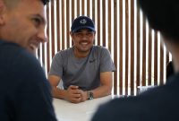 Nil Maizar temui pemain Persela, setelah resmi dipilih menggantikan Aji Santoso. (twitter persela)