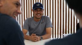 Nil Maizar temui pemain Persela, setelah resmi dipilih menggantikan Aji Santoso. (twitter persela)