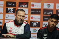 Dejan Antonic, menjawab pertanyaan wartawan dalam press conference, Sabtu 06/07/2019. (foto: twitter madura united)