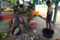 Suasana gudang pengepulan ikan di Kecamatan Bluto, Kabupaten Sumenep, Sabtu, 13/07/2019. (Budi/ SJ foto)