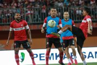 Pemain Madura United lakukan pemanasan jelang laga melawan Arema, di Stadion Gelora Madura Ratu Pamelingan, Kabupaten Pamekasan, Jawa Timur, Sabtu, 20/07/2019. (foto: twitter madura united)