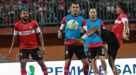 Pemain Madura United lakukan pemanasan jelang laga melawan Arema, di Stadion Gelora Madura Ratu Pamelingan, Kabupaten Pamekasan, Jawa Timur, Sabtu, 20/07/2019. (foto: twitter madura united)