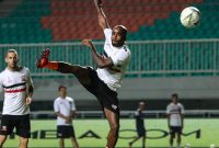 Aleksandar Rakic dan Greg Nwokolo, dalam latihan di Stadion Pakansari, Cibinong, Jawa Barat. (foto : madura united twitter)