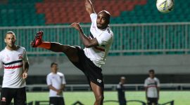 Aleksandar Rakic dan Greg Nwokolo, dalam latihan di Stadion Pakansari, Cibinong, Jawa Barat. (foto : madura united twitter)