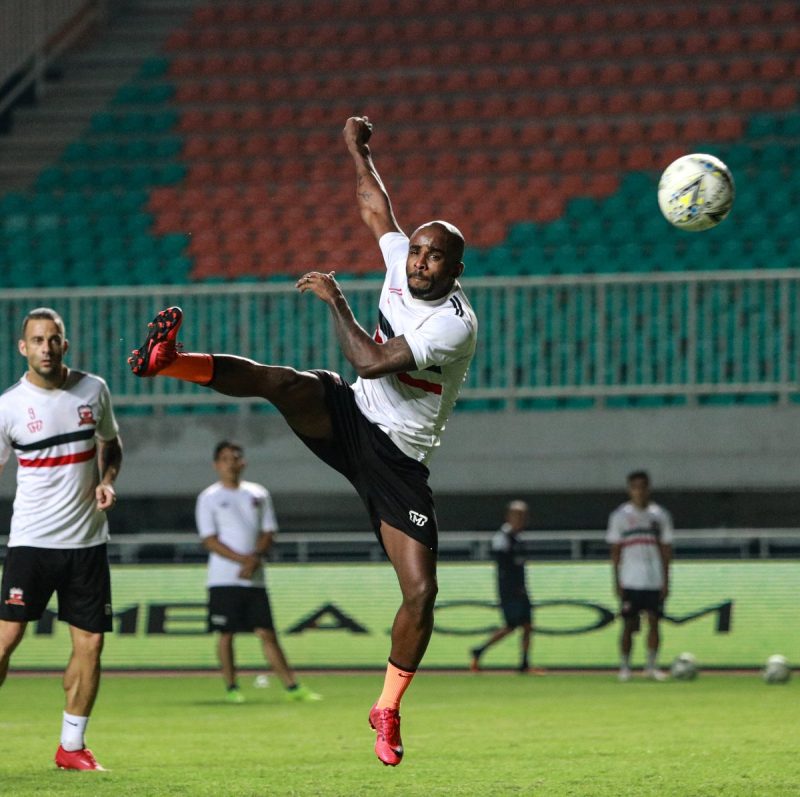 Aleksandar Rakic dan Greg Nwokolo, dalam latihan di Stadion Pakansari, Cibinong, Jawa Barat. (foto : madura united twitter)