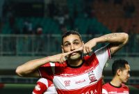 Selebrasi Jaimerson Da Silva Xavier, usai menjebol gawang PS Tira Persikabo, di Stadion Pakansari, Cibinong, Jawa Barat, Jumat, 12/07/2019. (foto: twitter madura united)