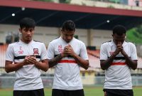 Pemain Madura United berdoa usai latihan di Stadion Mandala, Jayapura, Senin, 15/07/2019. (foto: twitter madura united)
