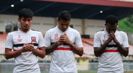 Pemain Madura United berdoa usai latihan di Stadion Mandala, Jayapura, Senin, 15/07/2019. (foto: twitter madura united)