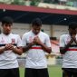 Pemain Madura United berdoa usai latihan di Stadion Mandala, Jayapura, Senin, 15/07/2019. (foto: twitter madura united)