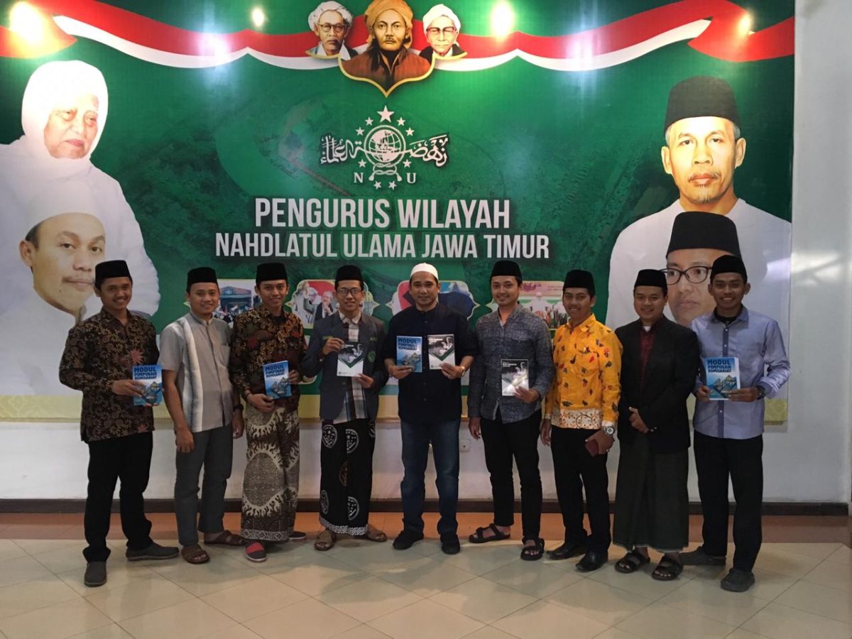 Pengurus Wilayah IPNU Jawa Timur, dalam launching buku pedoman PKPP. (Muf/ SJ Foto)