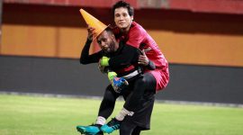 Engelberd Sani dan Muhammad Ridho, usai berlatih di Stadion Gelora Madura Ratu Pamelingan, Kabupaten Pamekasan, Jawa Timur. (foto: twitter madura untied)