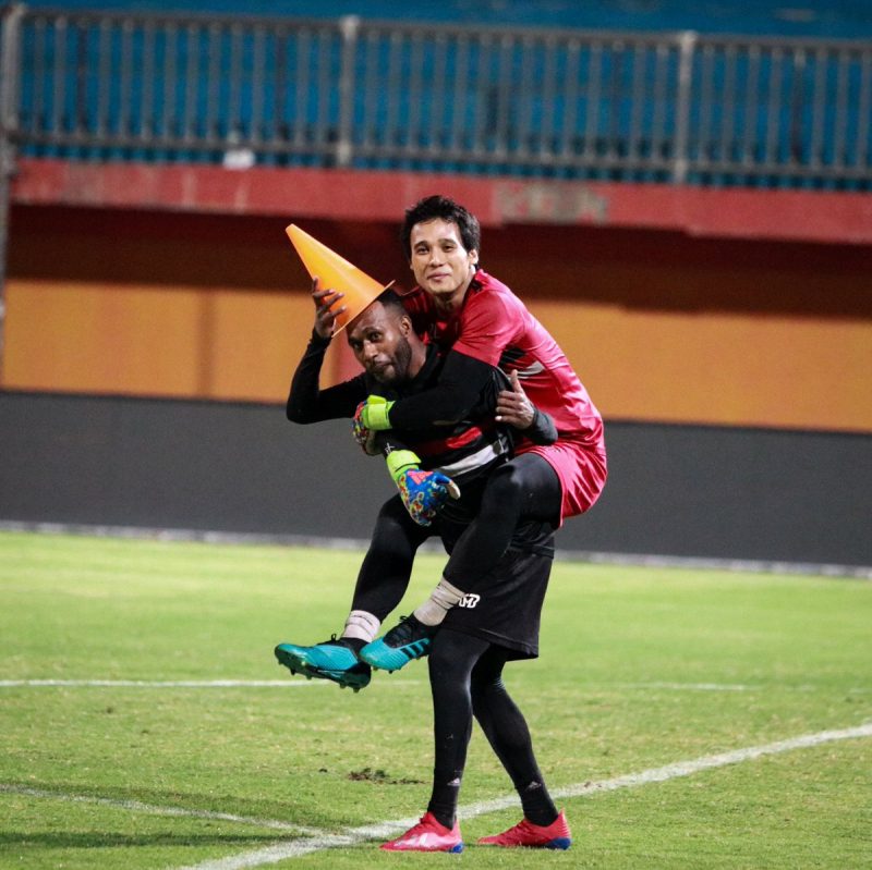 Engelberd Sani dan Muhammad Ridho, usai berlatih di Stadion Gelora Madura Ratu Pamelingan, Kabupaten Pamekasan, Jawa Timur. (foto: twitter madura untied)