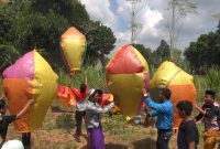 Tradisi melepas balon udara, dalam acara penyambutan haji di Kabupaten Sumenep, Jawa Timur. (Budi/ SJ foto/ dok.)