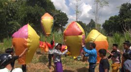 Tradisi melepas balon udara, dalam acara penyambutan haji di Kabupaten Sumenep, Jawa Timur. (Budi/ SJ foto/ dok.)