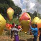 Tradisi melepas balon udara, dalam acara penyambutan haji di Kabupaten Sumenep, Jawa Timur. (Budi/ SJ foto/ dok.)