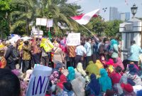 Ratusan Guru swasta saat berunjukrasa didepan Balai Kota Surabaya, Selasa 02/07/2019. (Julie/ SJ foto)