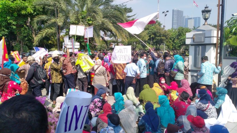 Ratusan Guru swasta saat berunjukrasa didepan Balai Kota Surabaya, Selasa 02/07/2019. (Julie/ SJ foto)