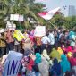 Ratusan Guru swasta saat berunjukrasa didepan Balai Kota Surabaya, Selasa 02/07/2019. (Julie/ SJ foto)