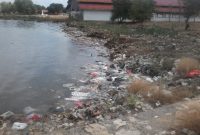 Cuaca buruk sepekan terakhir membuat sampah terseret dan menumpuk di bibir pantai Kalianget, Kabupaten Sumenep, Jawa Timur, Selasa 02/07/2019. (istimewa)
