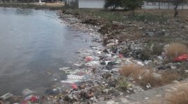 Cuaca buruk sepekan terakhir membuat sampah terseret dan menumpuk di bibir pantai Kalianget, Kabupaten Sumenep, Jawa Timur, Selasa 02/07/2019. (istimewa)
