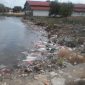 Cuaca buruk sepekan terakhir membuat sampah terseret dan menumpuk di bibir pantai Kalianget, Kabupaten Sumenep, Jawa Timur, Selasa 02/07/2019. (istimewa)