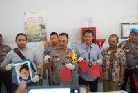Kapolrestabes Surabaya, Kombes Pol Sandi Nugroho, menunjukkan barang bukti yang disita dari pelaku begal sadis, dalam rilis di Kamar Mayat RSUD dr Soetomo-Surabaya, Selasa 02/07/2019. (joe/SJ foto)
