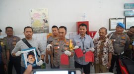 Kapolrestabes Surabaya, Kombes Pol Sandi Nugroho, menunjukkan barang bukti yang disita dari pelaku begal sadis, dalam rilis di Kamar Mayat RSUD dr Soetomo-Surabaya, Selasa 02/07/2019. (joe/SJ foto)