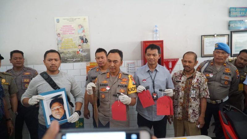 Kapolrestabes Surabaya, Kombes Pol Sandi Nugroho, menunjukkan barang bukti yang disita dari pelaku begal sadis, dalam rilis di Kamar Mayat RSUD dr Soetomo-Surabaya, Selasa 02/07/2019. (joe/SJ foto)