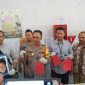 Kapolrestabes Surabaya, Kombes Pol Sandi Nugroho, menunjukkan barang bukti yang disita dari pelaku begal sadis, dalam rilis di Kamar Mayat RSUD dr Soetomo-Surabaya, Selasa 02/07/2019. (joe/SJ foto)