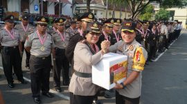 Upacara Tradisi Purna Bhakti Personil, digelar di lapangan Polrestabes Surabaya, Rabu, 03/07/2019. (joe/ SJ foto)
