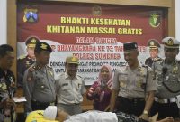 Wakapolres Sumenep, Kompol Sutarno, memantau pelaksanaan Bhakti Kesehatan Khitanan Massal Gratis, di Aula Sutanto, Mapolres Sumenep, Kamis 04/07/2019. (foto: dok. Polres Sumenep )
