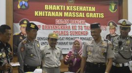 Wakapolres Sumenep, Kompol Sutarno, memantau pelaksanaan Bhakti Kesehatan Khitanan Massal Gratis, di Aula Sutanto, Mapolres Sumenep, Kamis 04/07/2019. (foto: dok. Polres Sumenep )