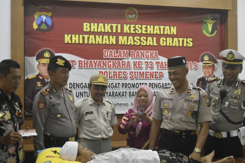 Wakapolres Sumenep, Kompol Sutarno, memantau pelaksanaan Bhakti Kesehatan Khitanan Massal Gratis, di Aula Sutanto, Mapolres Sumenep, Kamis 04/07/2019. (foto: dok. Polres Sumenep )