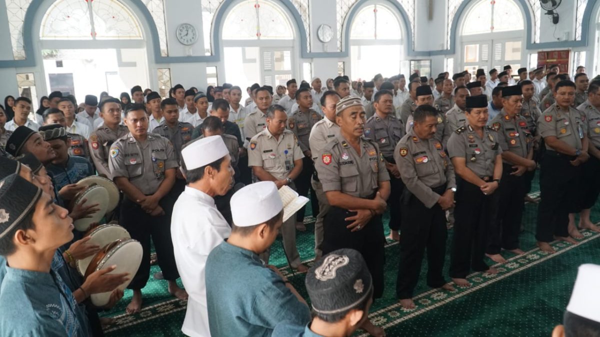 Pelepasan Calon Jamaah Haji (CJH) Anggota Polrestabes Surabaya, di Masjid Baiturrahman, Mapolrestabes Surabaya, Jawa Timur, Kamis 04/07/2019. (joe/ SJ foto)