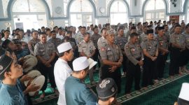 Pelepasan Calon Jamaah Haji (CJH) Anggota Polrestabes Surabaya, di Masjid Baiturrahman, Mapolrestabes Surabaya, Jawa Timur, Kamis 04/07/2019. (joe/ SJ foto)