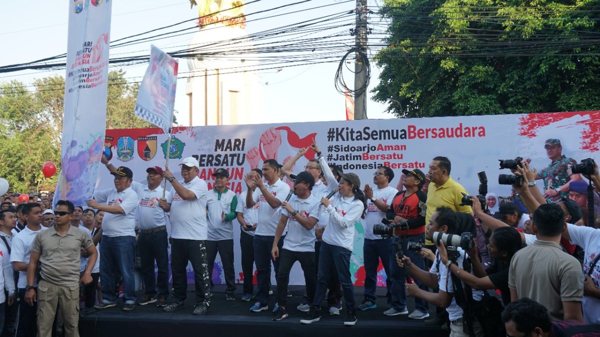 #kitasemuabersaudara, digelar untuk memupuk kembali tali persahabatan antar warga pascapilpres. Puluhan ribu warga penuhi alun-alun Kota Sidoarjo, Jawa Timur, tempat berlangsungnya acara, Minggu, 07/07/2019. (Fah/ SJ foto)