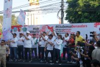 #kitasemuabersaudara, digelar untuk memupuk kembali tali persahabatan antar warga pascapilpres. Puluhan ribu warga penuhi alun-alun Kota Sidoarjo, Jawa Timur, tempat berlangsungnya acara, Minggu, 07/07/2019. (Fah/ SJ foto)