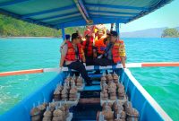 Penanaman terumbu karang dilakukan di laut Prigi, Trenggalek, Jatim, Selasa, 09/07/2019. (ek/SJ foto)