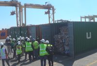 Petugas Bea Cukai Tanjung Perak, Surabaya, memeriksa 8 kontainer sampah ekspor, Selasa, 09/07/2019. (joe/SJ foto)