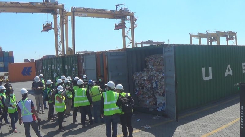 Petugas Bea Cukai Tanjung Perak, Surabaya, memeriksa 8 kontainer sampah ekspor, Selasa, 09/07/2019. (joe/SJ foto)