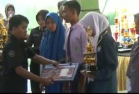 Kamaluddin, Ketua AJS, saat memberikan hadiah kepada juara LKTI HUT Bhayangkara ke-73, Rabu 10/07/2019. (far/SJ foto)