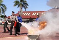 Latihan penggunaan APAR digelar untuk menambah skill anggota Polres Sumenep, Jawa Timur. (dok. humas polres sumenep) 