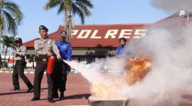 Latihan penggunaan APAR digelar untuk menambah skill anggota Polres Sumenep, Jawa Timur. (dok. humas polres sumenep) 