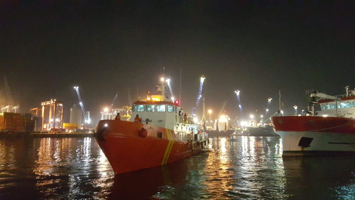 KN SAR 225 Widura dikerahkan ke perairan Batuputih, Kabupaten Sumenep, untuk membantu pencarian ABK KM Surya Abadi 02 yang hilang, Senin malam, 15/07/2019. (foto: humas kantor SAR Surabaya)