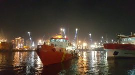 KN SAR 225 Widura dikerahkan ke perairan Batuputih, Kabupaten Sumenep, untuk membantu pencarian ABK KM Surya Abadi 02 yang hilang, Senin malam, 15/07/2019. (foto: humas kantor SAR Surabaya)
