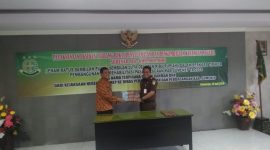 Kejari Sumenep serahkan barang bukti uang sebesar 699 Juta lebih ke Pemkab Sumenep, Selasa, 16/07/2019. (Sy/ SJ foto)