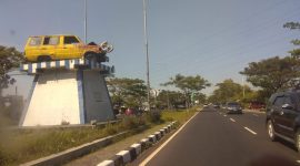 Monumen laka lantas, cara Satlantas Polres Bangkalan memberi pesan waspada kepada pengendara yang melintas. (joe/ SJ foto)