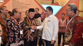 Menkominfo Rudiantara temui Bupati Sidoarjo Saiful Ilah, dalam acara Indonesia International Smart City Expo, di Jakarta, Rabu, 18/07/2019. (humas pemkab sidoarjo)